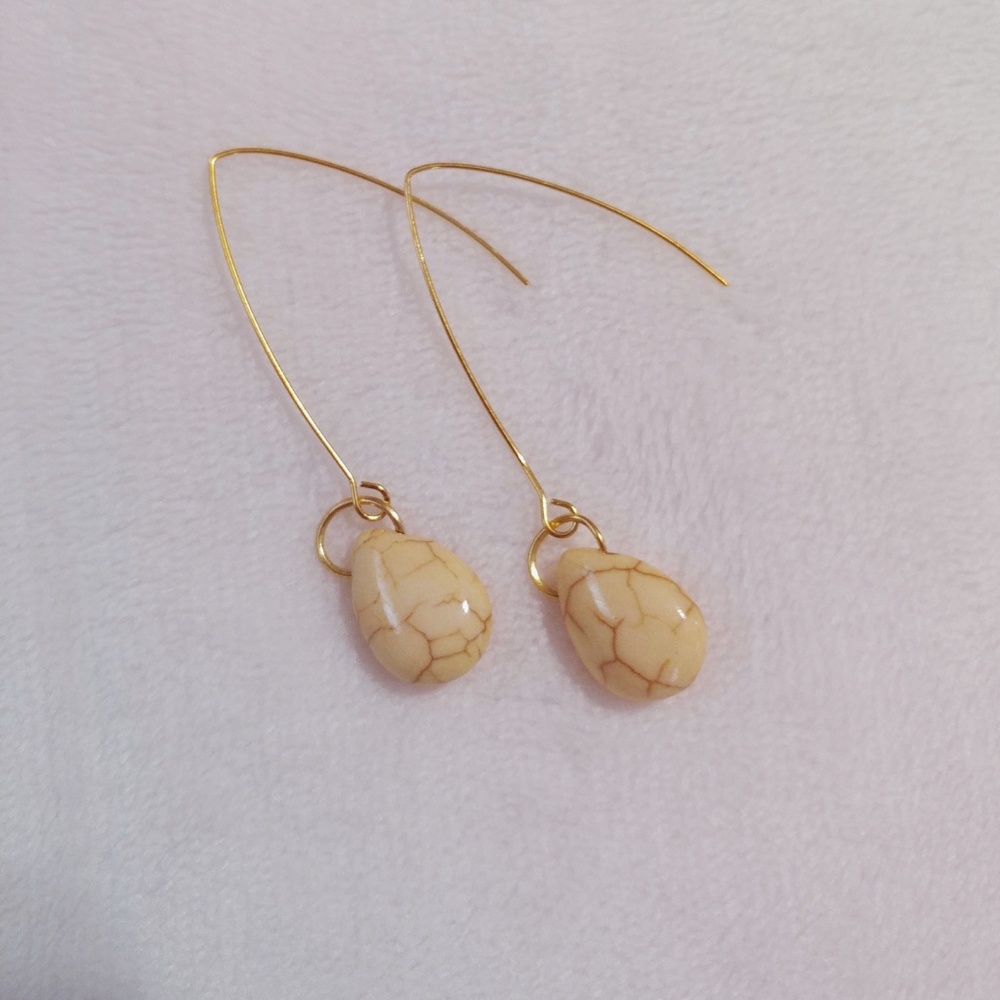 🆕🍁 Cream Crackle Stone Earwire Earrings